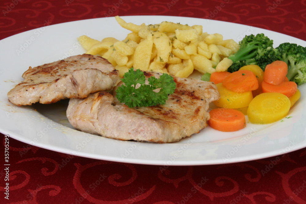 Kalbskoteletts mit Gemüse und Spätzle Kalbskoteletts mit Gemüse und Spätzle