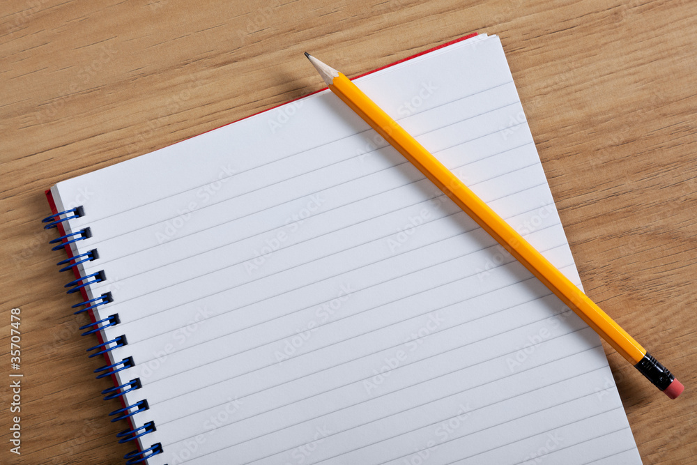 Naklejka premium Blank notepad and pencil