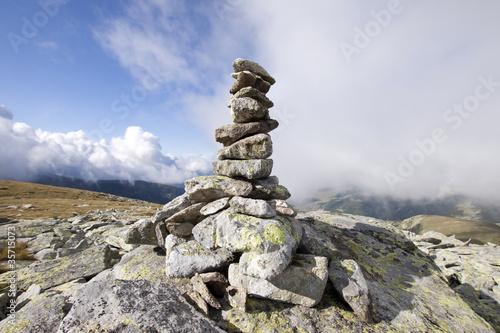 Stones balancing in Parang mountains, Romania © Melinda Nagy