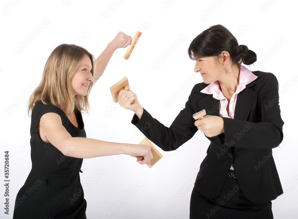 Zwei Frauen kämpfen mit Stempeln