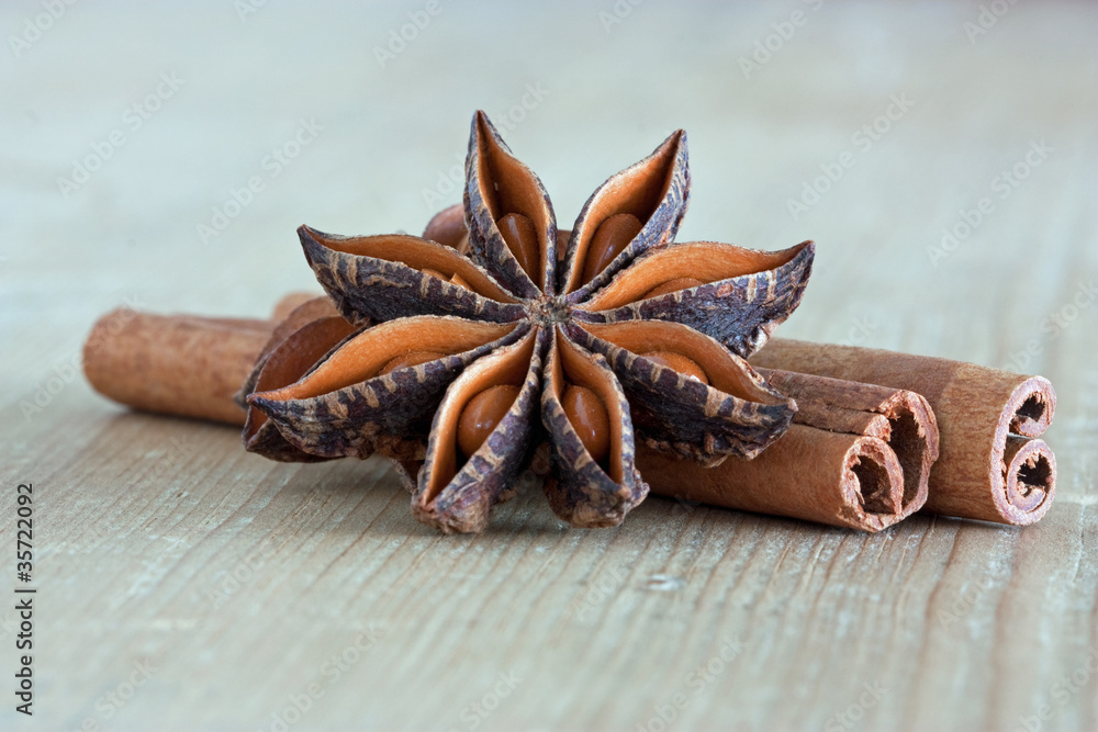nahaufnahme von zimtstangen und sternanis