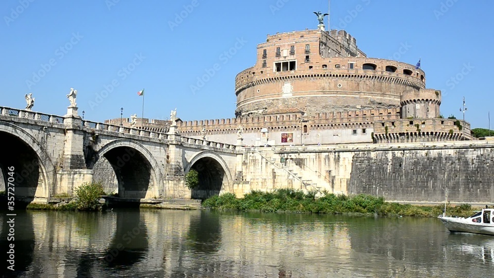 Battello fluviale a Castel Sant'Angelo, Roma Battello fluviale a Castel Sant'Angelo, Roma