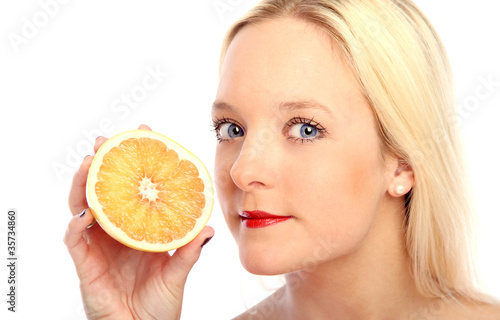 blonde Frau mit Grapefruit