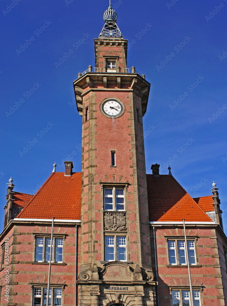 Fototapeta premium Historisches Hafenamt in DORTMUND