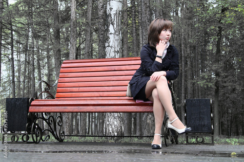 Fotografia Sad girl on the very brink of a bench