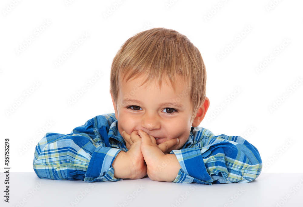 Kleiner Junge lächelt verschmitzt Kleiner Junge lächelt verschmitzt