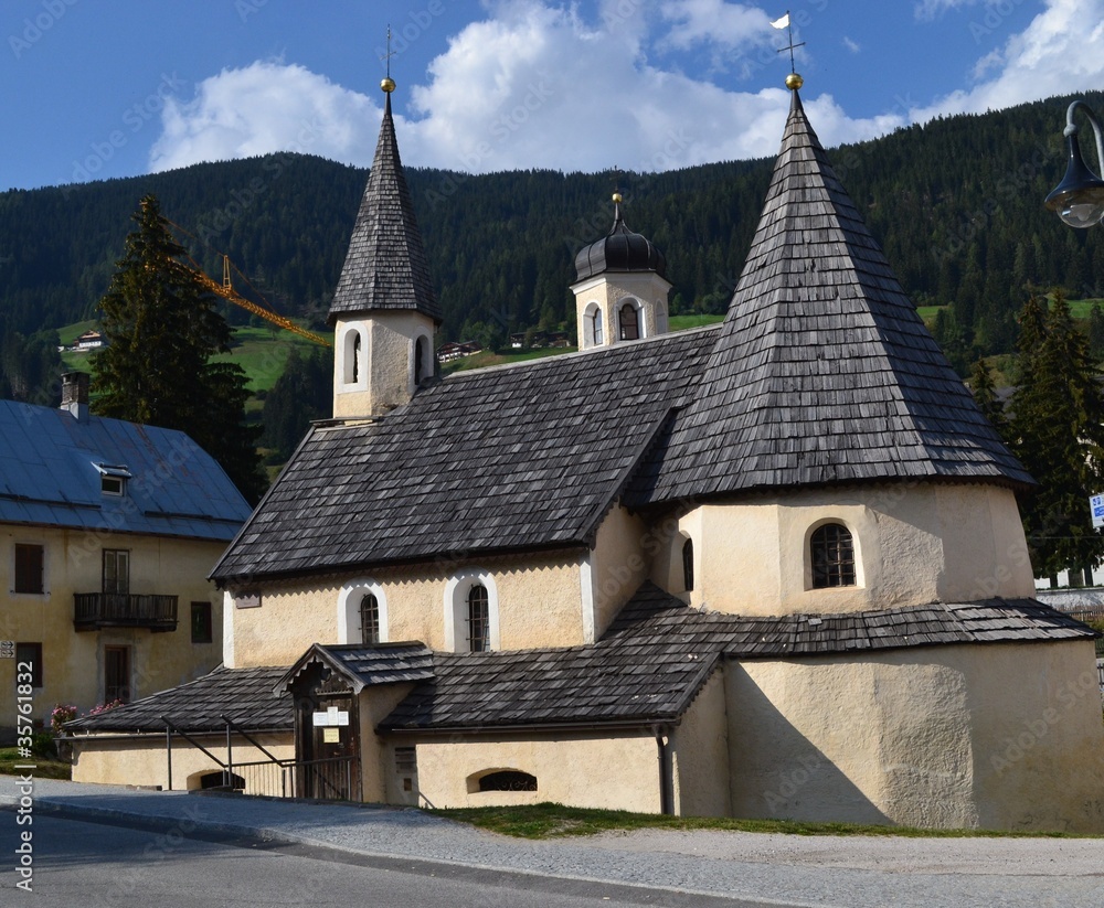 Fototapeta premium Altöttinger- und Grabeskirche zu Innichen