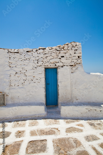 Fototapeta Naklejka Na Ścianę i Meble -  Blue door in Mykonos, Greece