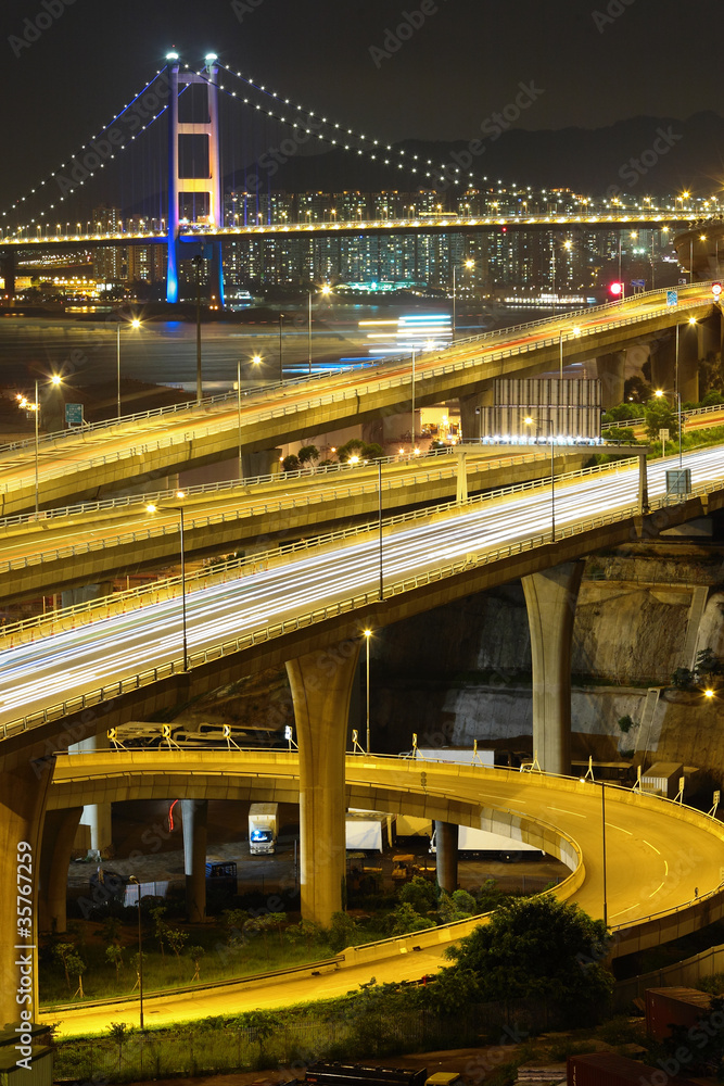 Obraz premium reeway and bridge at night