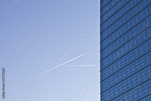 Hochhaus Fassade bei blauem Himmel