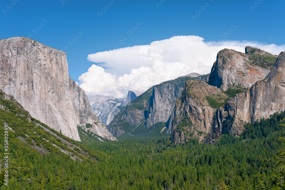 Fototapeta premium Landscape with mountains and waterfall in Yosemite