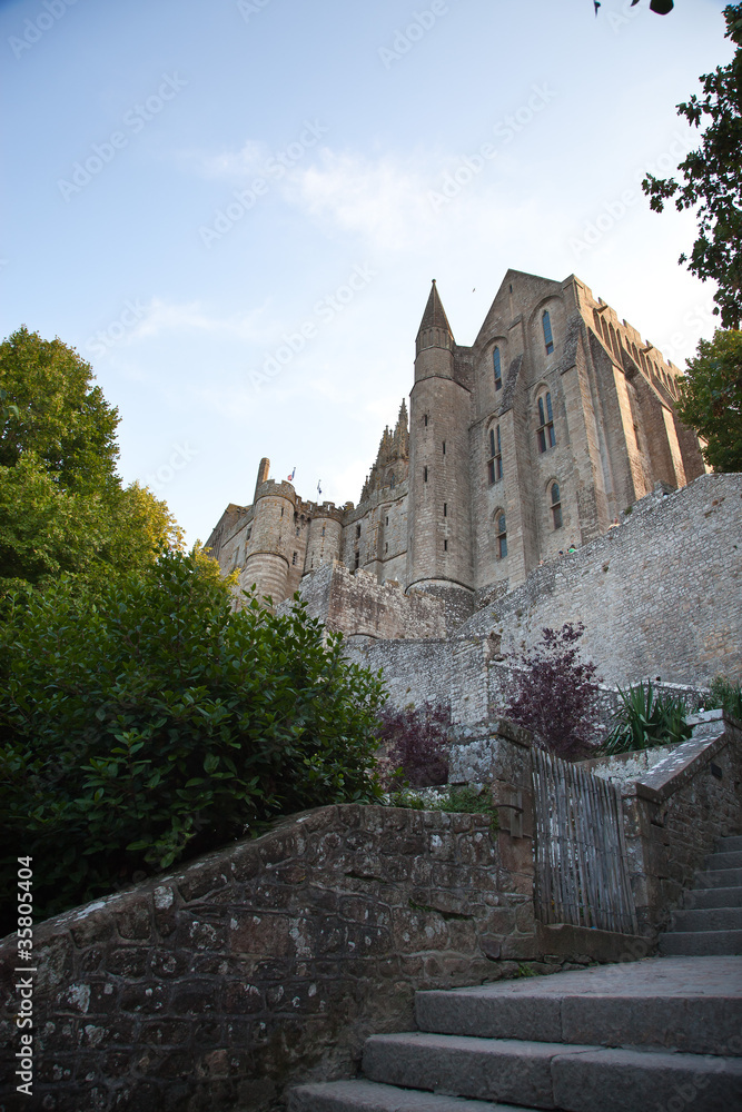 Escaleras hacia la abadía del Mont Saint-Michel