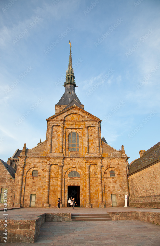 Abadía de Saint-Michel. Exteriores de la iglesia.