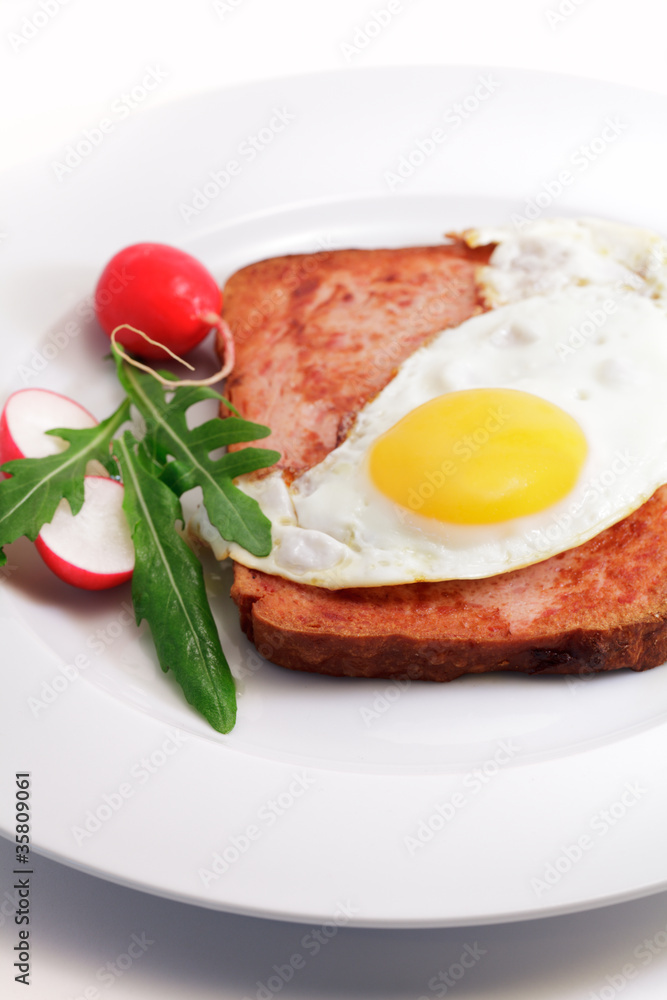 Bayerischer Leberkäs mit Spiegelei Bayerischer Leberkäs mit Spiegelei