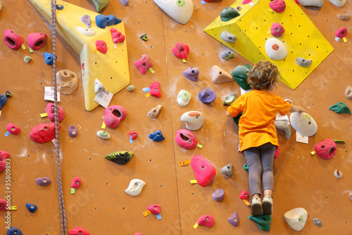 Cuadro en lienzo Petite fille grimpant un mur d'escalade