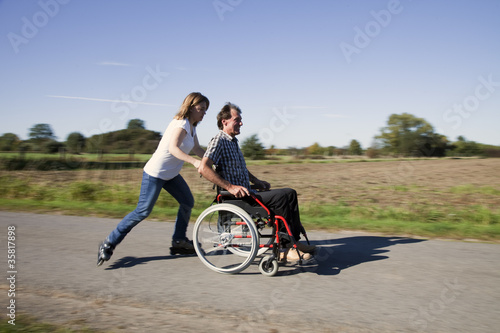 Mensch im Rollstuhl