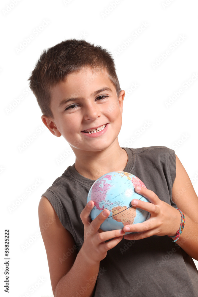 bambino sorridente con mappamondo nelle mani bambino sorridente con mappamondo nelle mani