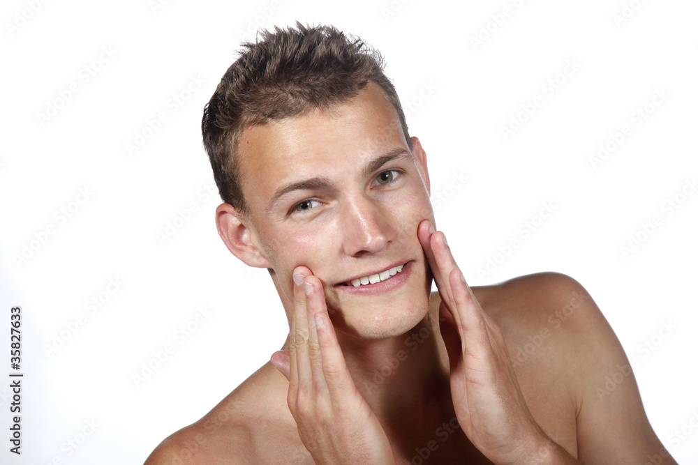 Homme appliquant un soin pour le visage Homme appliquant un soin pour le visage