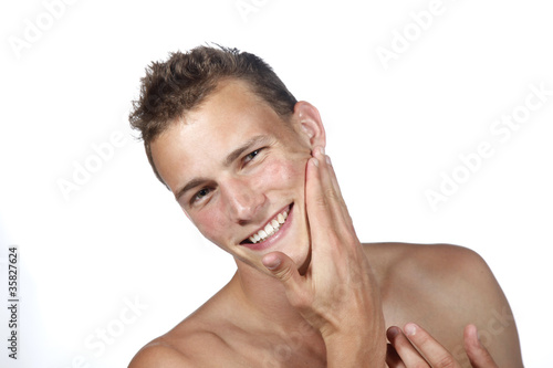 Homme appliquant un soin pour le visage