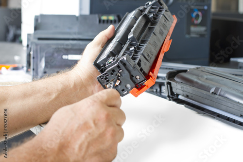 Fotografi hands repairing toner cartridge