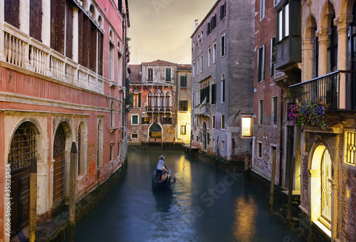 Traditional Venice gondola ride © Mikael Damkier