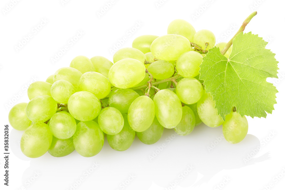 Obraz premium Fresh green grape isolated on white, clipping path included