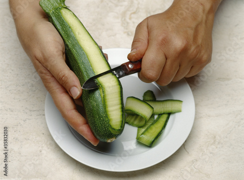 Fotografi Faire des tagliatelles de courgette