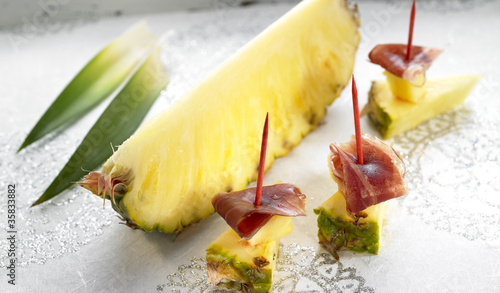 Fototapeta Naklejka Na Ścianę i Meble -  Tapas d'ananas et jambon ibérique