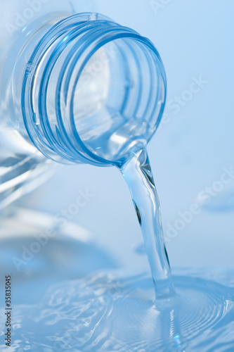 Eau coulant d'une bouteille