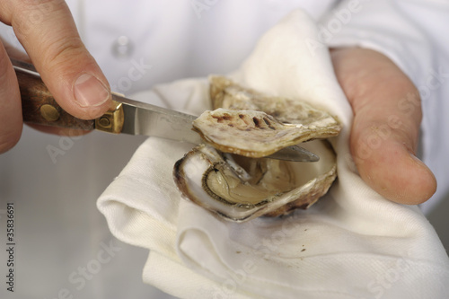 Ouvrir les huîtres creuses et plates