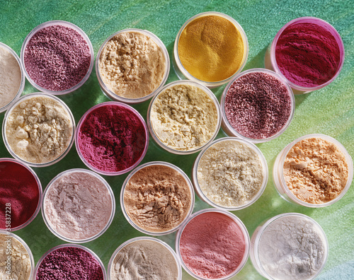 Pots de colorants alimentaires en vue plongeante