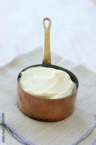 Casserole de crème pour garnir les Saint-Honoré