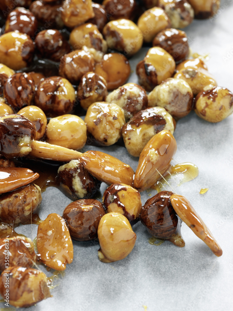 Amandes et noisettes enrobées de caramel pour pralin Amandes et noisettes enrobées de caramel pour pralin