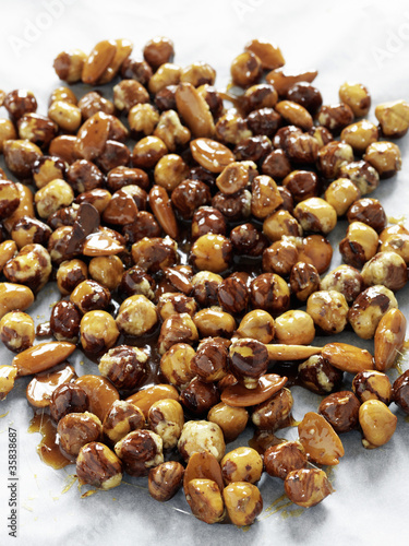 Amandes et noisettes enrobées de caramel pour pralin