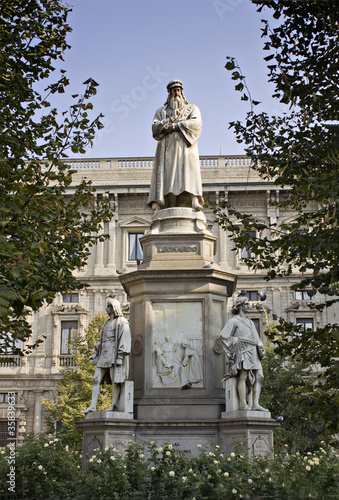 Statua di Leonardo da Vinci - Piazza della Scala  MI 