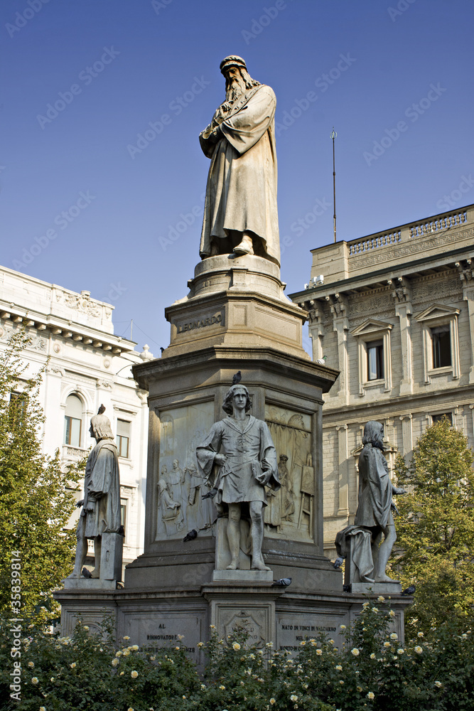 Statua di Leonardo da Vinci - Piazza della Scala (MI)
