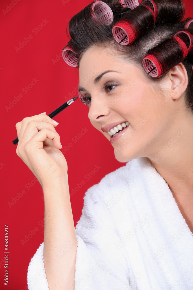 Obraz premium woman using eyeliner