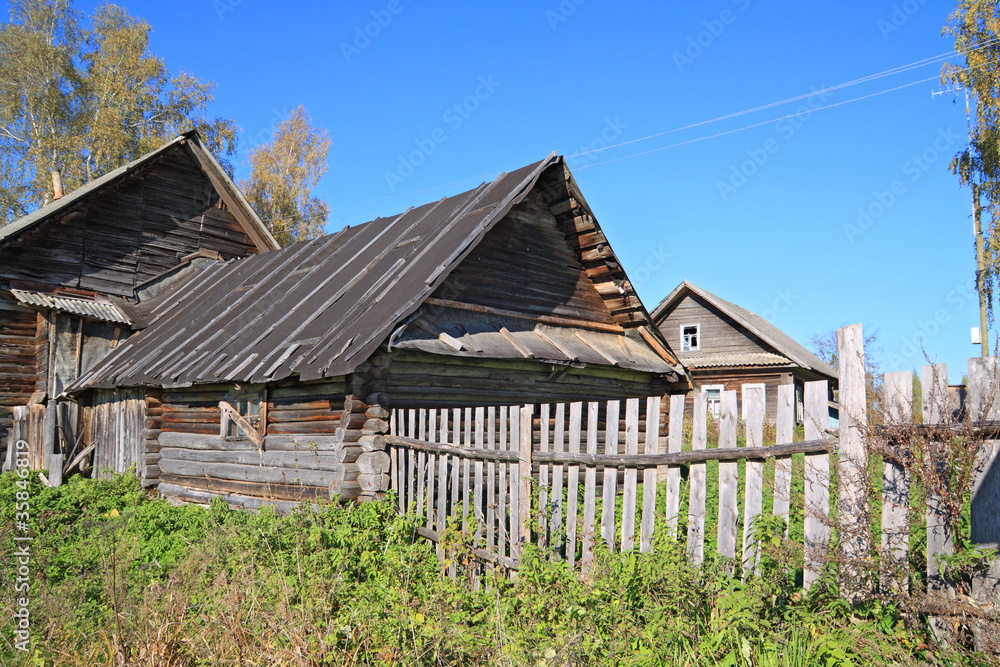 Obraz premium old wooden house in village