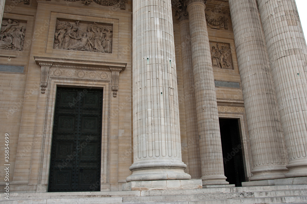 entrée du panthéon à Paris