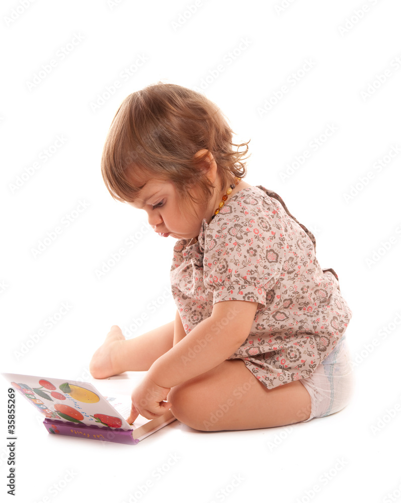 fillette qui regarde un petit livre fillette qui regarde un petit livre
