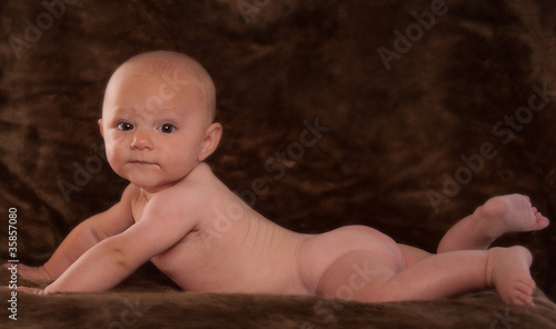 Obraz na płótnie bébé allongée sur le ventre