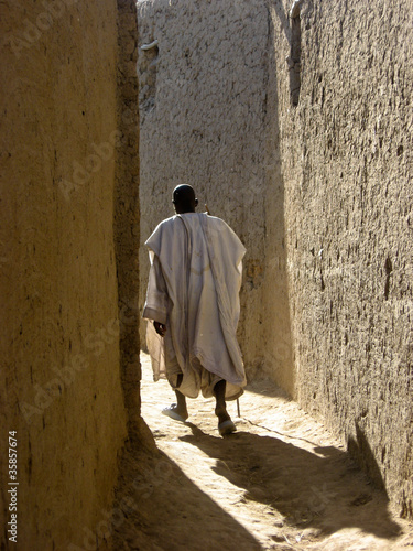 Elder in the alleyways of Saba (Mali, Africa).
