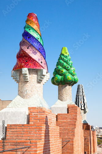 Foto The mosaic chimneys made of broken ceramic tiles