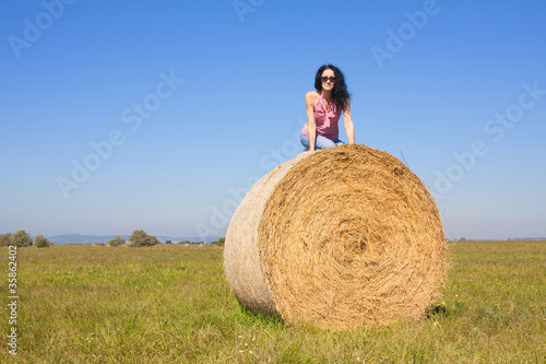 Frau auf Strohballen