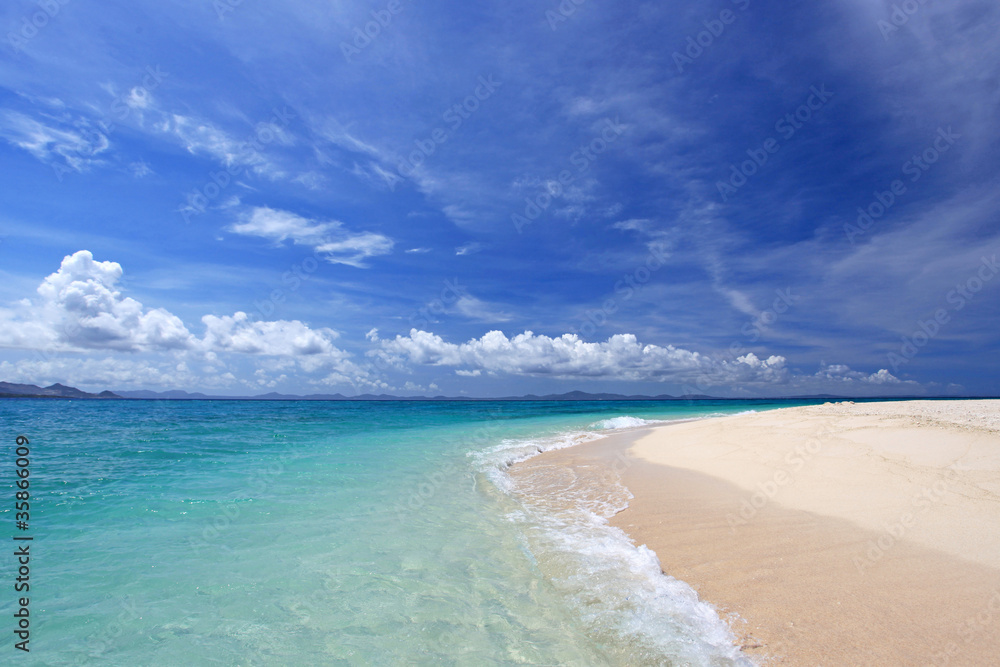 水納島の白い砂浜と輝く美しい海