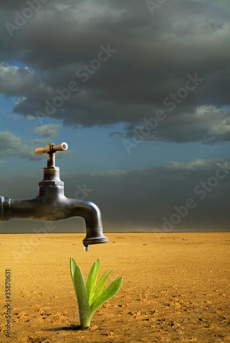 rubinetto con goccia di acqua nel deserto photo