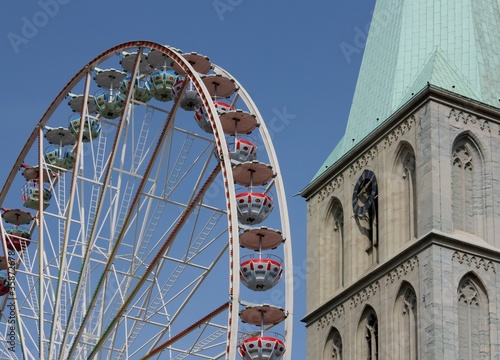 Vergnügen mit einem Riesenrad, auf dem Stunikenmarkt vor der Pauluskirche in Hamm Nordrhein-Westfalen