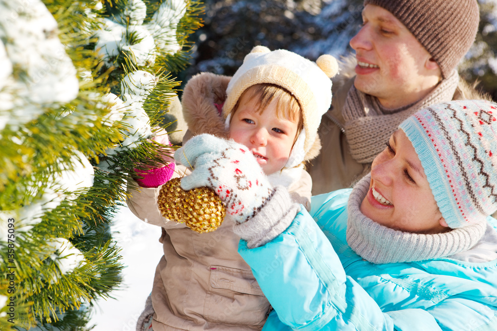 Obraz premium Family decorating fir tree