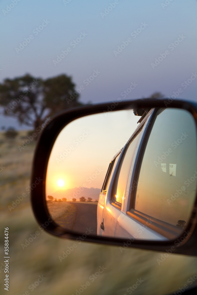 Sonnenaufgang im Rückspiegel (Namibia) Sonnenaufgang im Rückspiegel (Namibia)