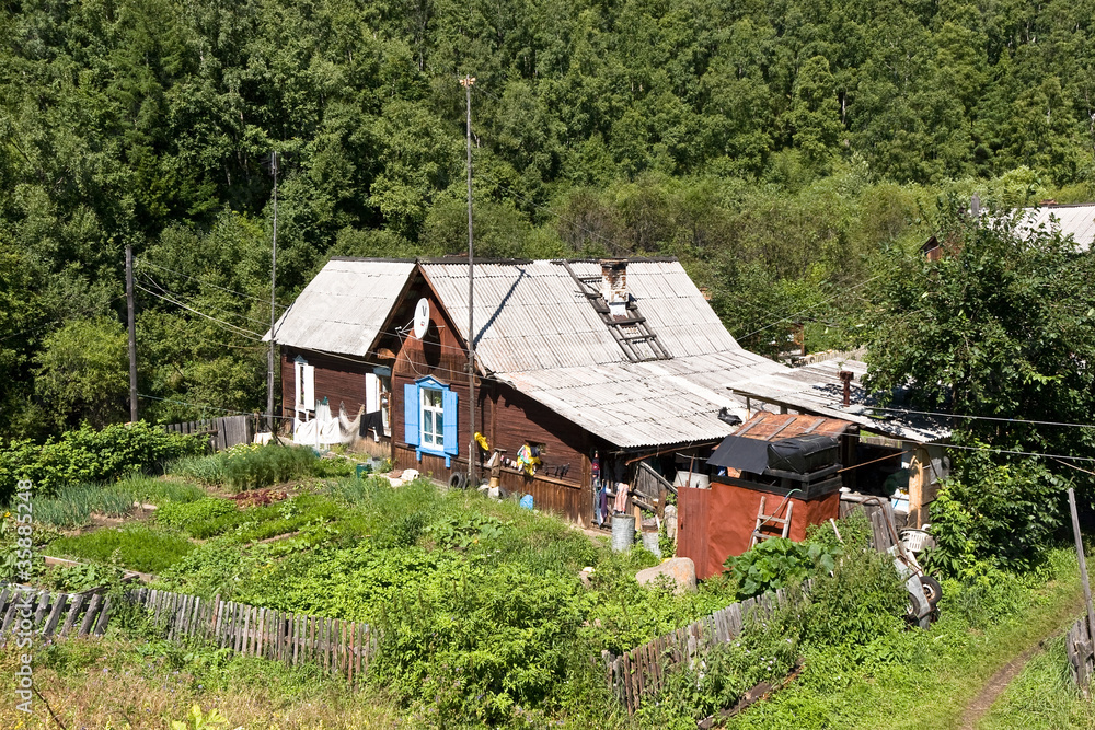 Деревянный дом в посёлке Шумиха на берегу озера Байкал.